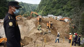 A 15 km de Guatemala City, les secours extraient les corps après le glissement de terrain au villa d'El Cambray II,  dans la commune de Santa Catarina Pinula,