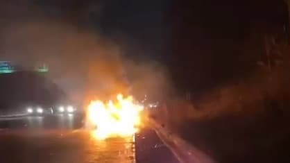 La voiture des deux disparus en feu le 5 janvier 2023, sur la M61 au Royaume-Uni