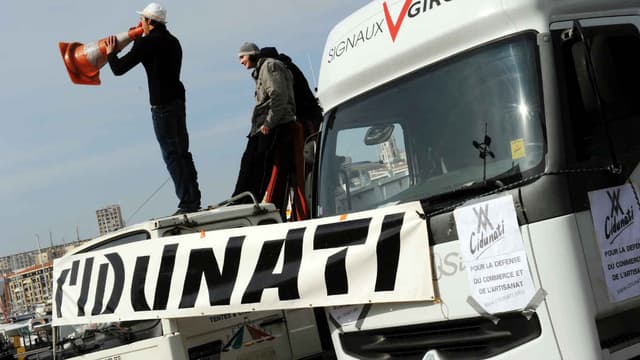 Des forains bloquant le Vieux-Port de Marseille avec leurs camions, le 15 février 2010. (Photo d'illustration)