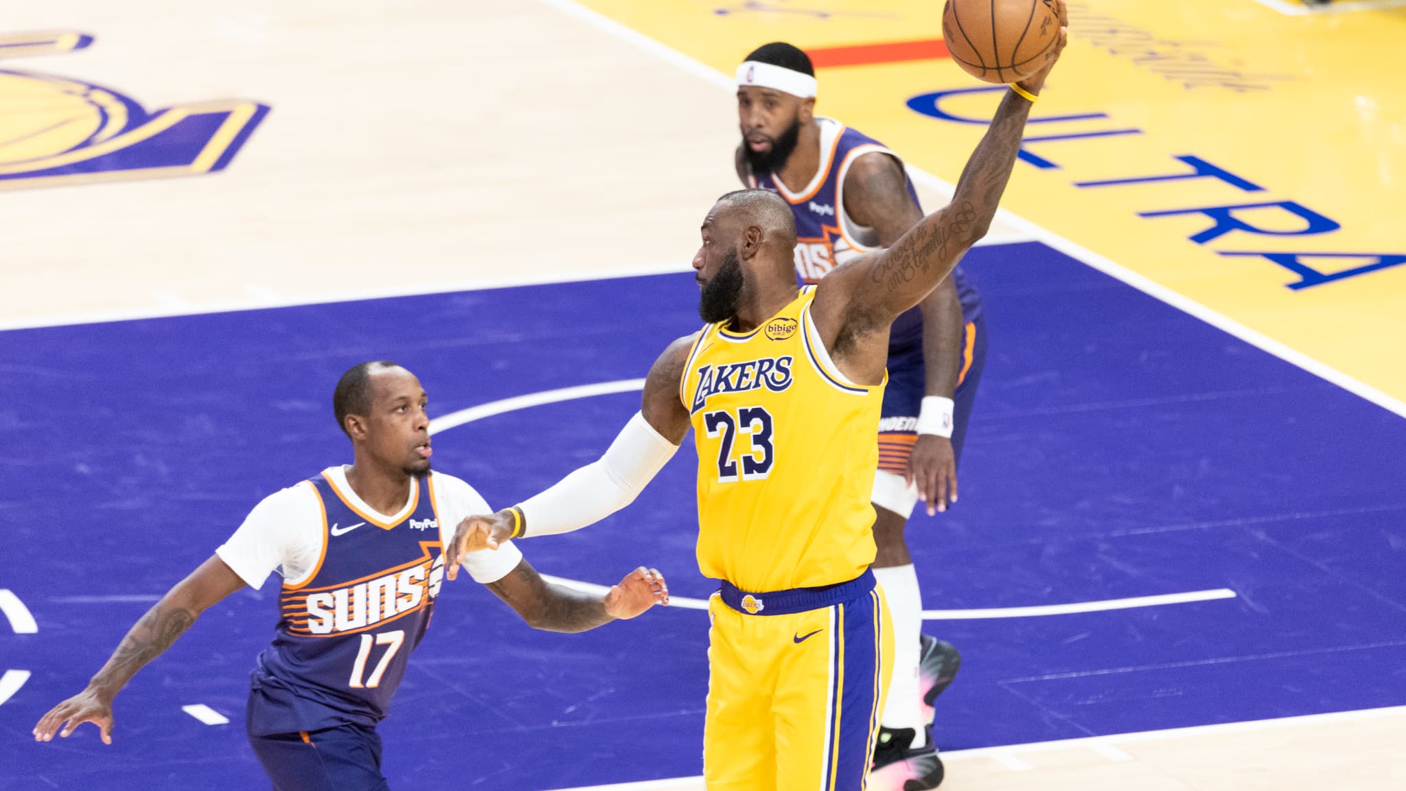 https://images.bfmtv.com/sQcSbXTQwgo9xnMfF11MeAKlg54=/0x106:2048x1258/images/LeBron-James-lors-de-la-victoire-des-Los-Angeles-Lakers-a-Toronto-123-120-le-4-decembre-2025-2195426.jpg