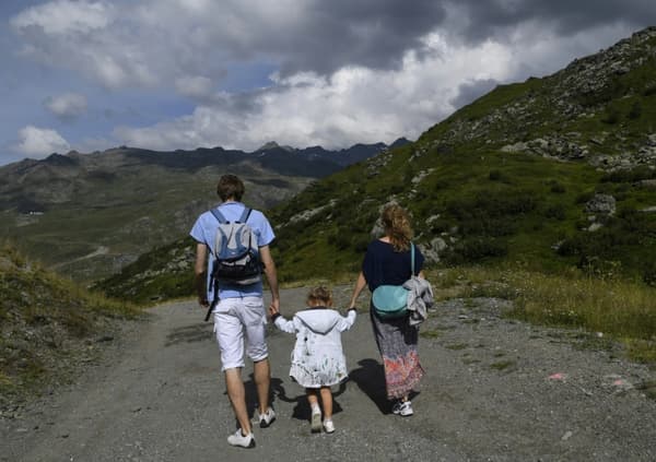 Une famille en vacances au Lac du Lou, près de Val Thorens dans les Alpes, le 8 août 2018
