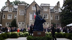 Une réplique de la Statue de la liberté a été dévoilée, le 14 juillet 2021, dans le jardin de la résidence de l'ambassadeur de France aux États-Unis, à Washington D.C.