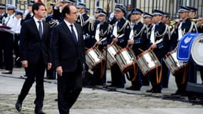 François Hollande a rendu hommage ce vendredi à Versailles à Jessica Schneider et Jean-Baptiste Salvaing, les deux policiers tués lundi par un jihadiste. 