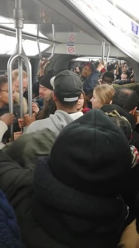 Paris: la ligne 4 du métro bondée - Témoins BFMTV