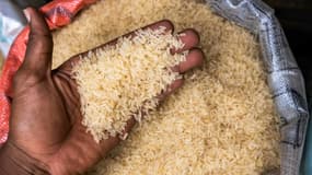 Une poignée de riz au marché du quartier de Bariga, à Lagos, la capitale économique du Nigeria, le 29 juin 2021
