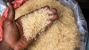 Une poignée de riz au marché du quartier de Bariga, à Lagos, la capitale économique du Nigeria, le 29 juin 2021