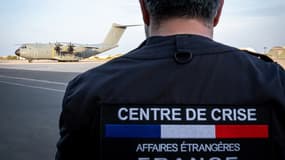 Un membre du ministère français des Affaires étrangères à Djibouti, lors d'une opération d'évacuation de ressortissants français et européens du Soudan, le 23 avril 2023.