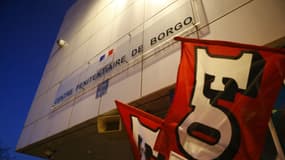 Des drapeaux du syndicat FO flottent devant le centre pénitentiaire de Borgo en Corse, le 19 janvier 2017. 