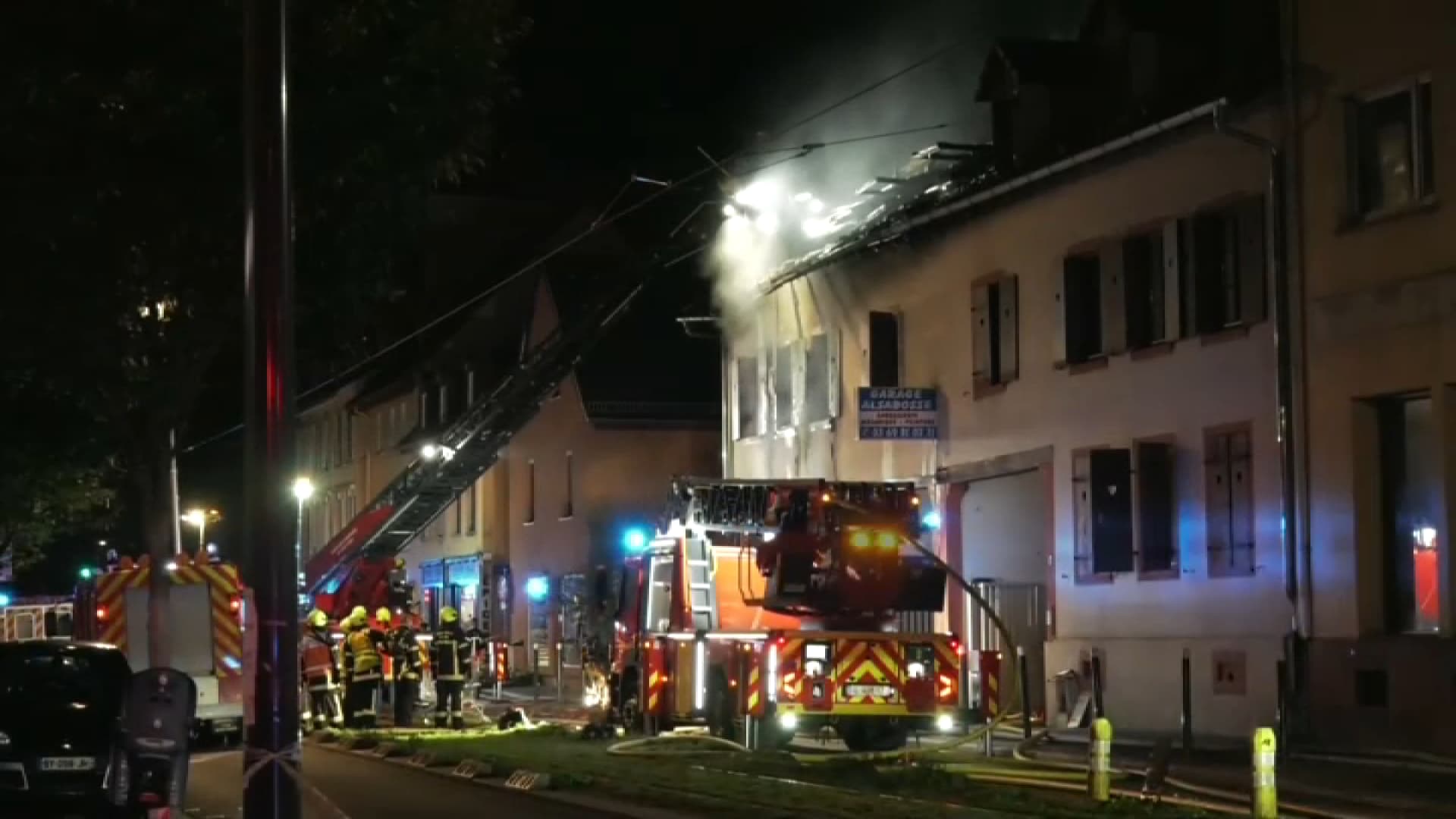 "DES ENFANTS ONT SAUTÉ PAR LA FENÊTRE": AU MOINS UN MORT ET HUIT BLESSÉS DANS LE FEU D'UN IMMEUBLE À STRASBOURG
