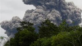 Le volcan Merapi est de nouveau entré en éruption en Indonésie, pour la troisième fois en une semaine, portant le nombre de sans-abri dans la région voisine du cratère à 70.000. /Photo prise le 1er novembre 2010/REUTERS/Dwi Oblo