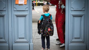 Un enfant à l'entrée d'une école élémentaire (photo d'illustration)