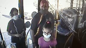 Une image de vidéosurveillance montrant la fillette de 11 ans accompagnée de son père à bord d'un bus