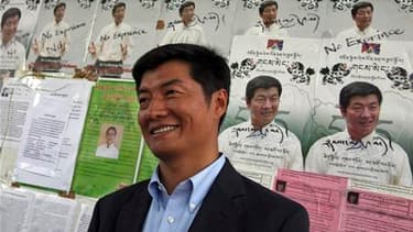 Le Dr. Lobsang Sangay, professeur de droit de l'université américaine d'Harvard, a été désigné par les Tibétains du monde entier comme Premier ministre. /Photo prise le 18 mars 2011/REUTERS/Mukesh Gupta