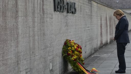 La chancelière allemande Angela Merkel, se recueillant mardi au camp de Dachau.