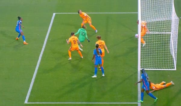 Le sauvetage fou de van der Gragt face aux Bleues