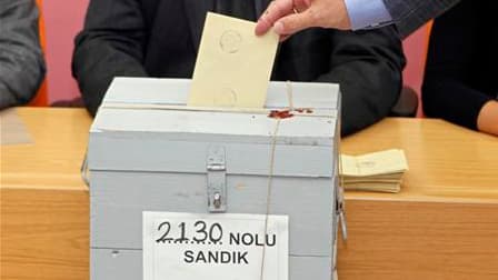 Bureau de vote à Istanbul. Une nette majorité de 61% des électeurs ont voté "oui" dimanche au référendum sur des réformes constitutionnelles en Turquie, sur la base des deux tiers des bulletins dépouillés, a rapporté la chaîne de télévision turque NTV. /P