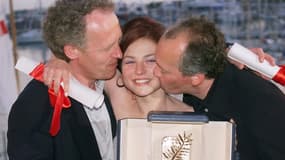Émilie Dequenne et les frères Dardenne, le 23 mai 1999 au Festival de Cannes, après avoir remporté la Palme d'or et le prix d'interprétation féminine