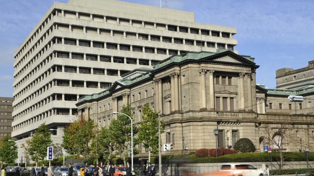Surprise de taille pour les marchés : la Banque du Japon entre elle aussi dans le groupe des banques centrales qui vont désormais taxer les dépôts bancaires. Une initiative de plus pour soutenir l'économie... et maîtriser le Yen.