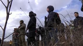 Des civils ukrainiens maniant des armes à Odessa