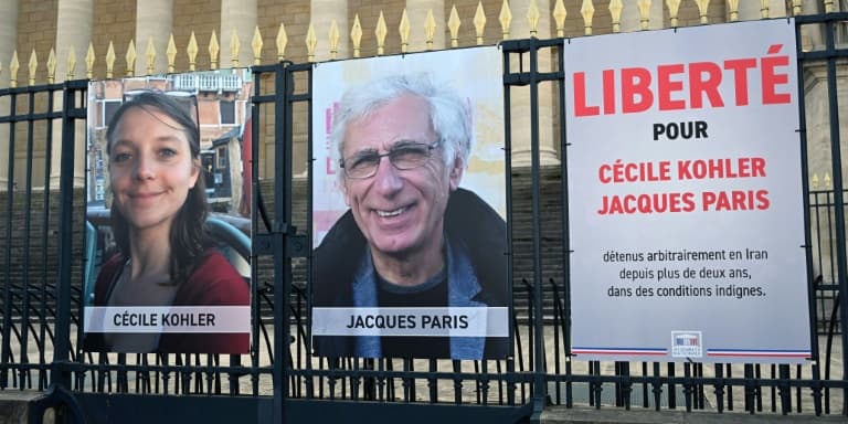 Les photos de Cécile Kohler et Jacques Paris sur les grilles de l'Assemblée nationale à Paris le 25 mars 2025