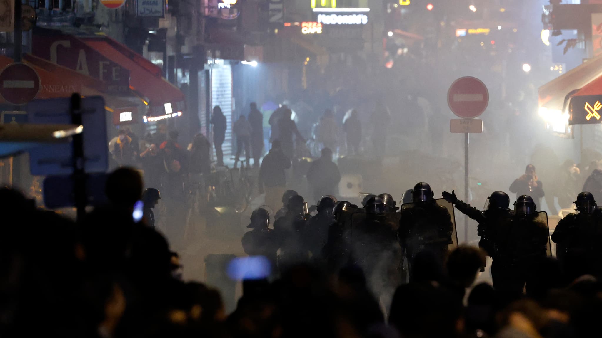 Les forces de l'ordre font face aux manifestants sur la place de la République, à Paris, ce 21 mars.