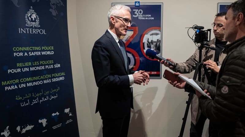 Jürgen Stock, secrétaire général d'Interpol, face à la presse.