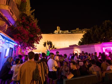 Des personnes se rassemblent à une terrasse de bar sur la Calle de la Virgen à Ibiza le 25 août 2021. Photo d'illustration