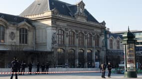 Des agents de police à la gare d'Austerlitz après des tirs dans la gare le 3 février 2025