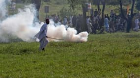 Manifestants fuyant les gaz lacrymogènes tirés par les forces de l'ordre à Islamabad, vendredi. Alors que les pays occidentaux redoutaient de nouvelles manifestations de colère des musulmans vendredi, jour de la grande prière hebdomadaire, les rassembleme