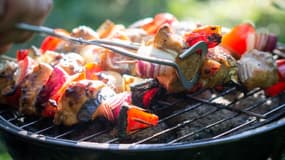 Des grillades sur un barbecue à charbon. (Illustration)