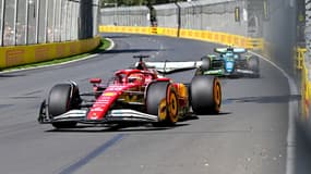 La Ferrari de Charles Leclerc devant l'Aston Martin de Fernando Alonso, à Melbourne (Australie) le 14 mars 2025