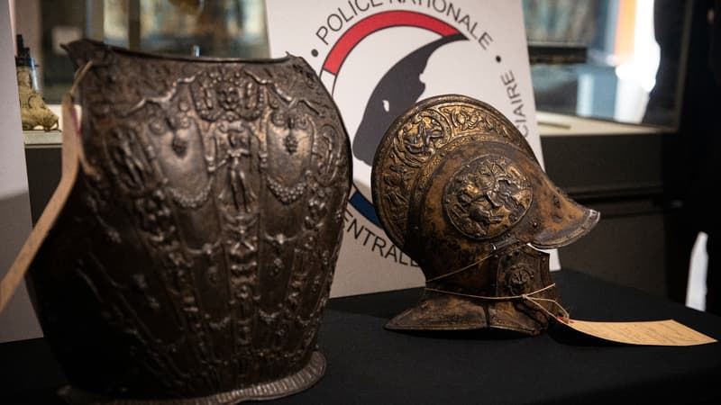 Le casque et la dossière restitués au Louvres, près de 40 ans après avoir été volés.