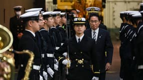 Le Premier ministre japonais Fumio Kishida sur le porte-hélicoptères JS Izumo en novembre dernier