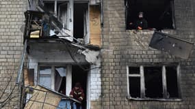 Des personnes nettoient les débris dans les appartements d'un immeuble résidentiel endommagé à Kiev, le 23 janvier 2024 (photo d'archives). 
