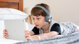 Selon une étude Ipsos réalisée en janvier 2023, les enfants passent en moyenne 1h19 par jour devant un écran en semaine, et 2h07 le weekend. 