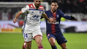 Léo Dubois à la lutte avec Juan Bernat. 