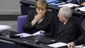 Angela Merkel discute avec son ministre des Finances Wolfgang Schäuble au Parlement allemand, le 4 décembre 2015.
