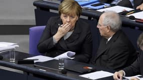 Angela Merkel discute avec son ministre des Finances Wolfgang Schäuble au Parlement allemand, le 4 décembre 2015.