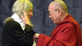 La chanteuse Patti Smith et le dalaï lama, sur la scène de Glastonbury, dimanche.