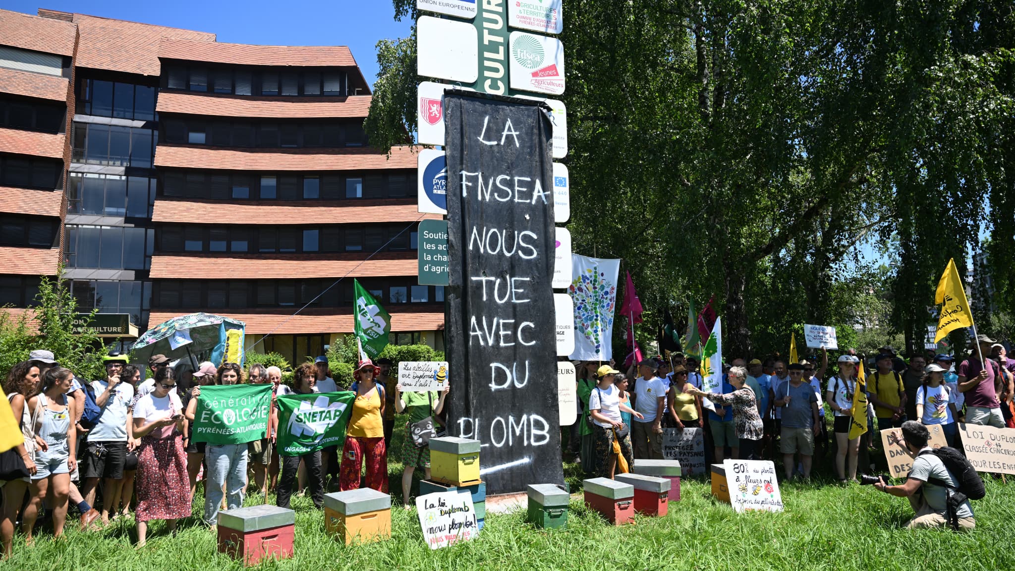 Des agriculteurs du syndicat agricole Confédération Paysanne lors d'une manifestation contre le projet de loi agricole dit Duplomb, à Pau, le 28 juin 2025.