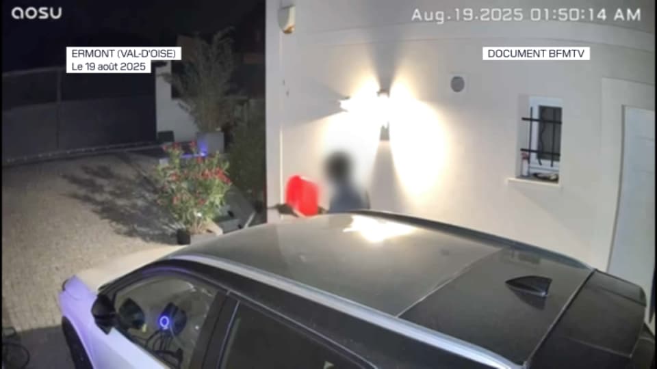 Image de caméra de surveillance montrant un homme, visage dissimulé, mettre le feu à la voiture de l'élu municipal Youcef Khinache à Ermont (Val d'Oise), devant sa maison, dans la nuit du 19 août 2025. 