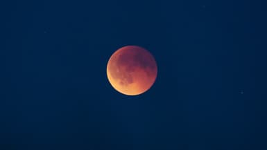 Éclipse lunaire totale et lune rouge à Koege, au Danemark, le dimanche 7 septembre 2025.
