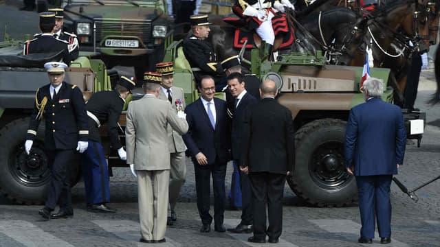 François Hollande et Manuel Valls lors du défilé militaire du 14 juillet 2015 sur les Champs-Élysées.