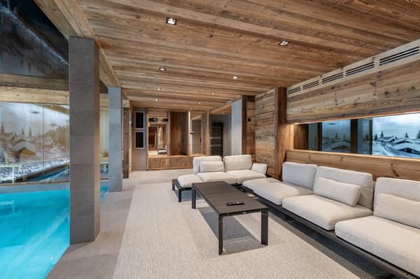 Vue de la piscine du chalet haut de gamme situé à Courchevel. Vue de la piscine du chalet haut de gamme situé à Courchevel.
