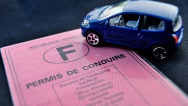 Un inspecteur du permis de conduire et plusieurs gérants d'auto-école impliqués dans un réseau d'obtention frauduleuse du permis ont été interpellés en début de semaine en région parisienne - Jeudi 28 janvier 2016