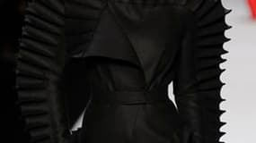 La collection hivernale de Viktor & Rolf, toute de noir et blanc, ponctuée de touches de rouge, a offert samedi lors de la semaine de la mode à Paris une vision à la fois guerrière et futuriste du vestiaire féminin. /Photo prise le 5 mars 2011/REUTERS/Gon