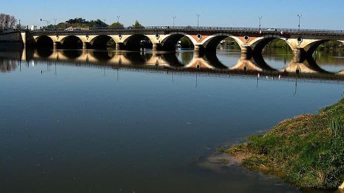 Le pont de pierre sur la Dordogne, à Libourne