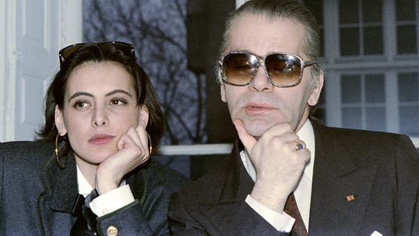 Karl Lagerfeld et le mannequin Inès de le Fressange en 1987 à Paris. Karl Lagerfeld et le mannequin Inès de le Fressange en 1987 à Paris.
