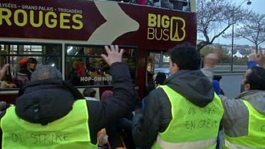 Les salariés des Cars rouges, en grève à Paris, le 29 décembre 2013.