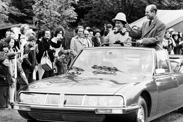 La reine britannique Elizabeth II et le prince Philip, le duc d'Édimbourg, saluent le 16 mai 1972 des Français à l'Athletic Club de Meudon lors de leur visite officielle de quatre jours.